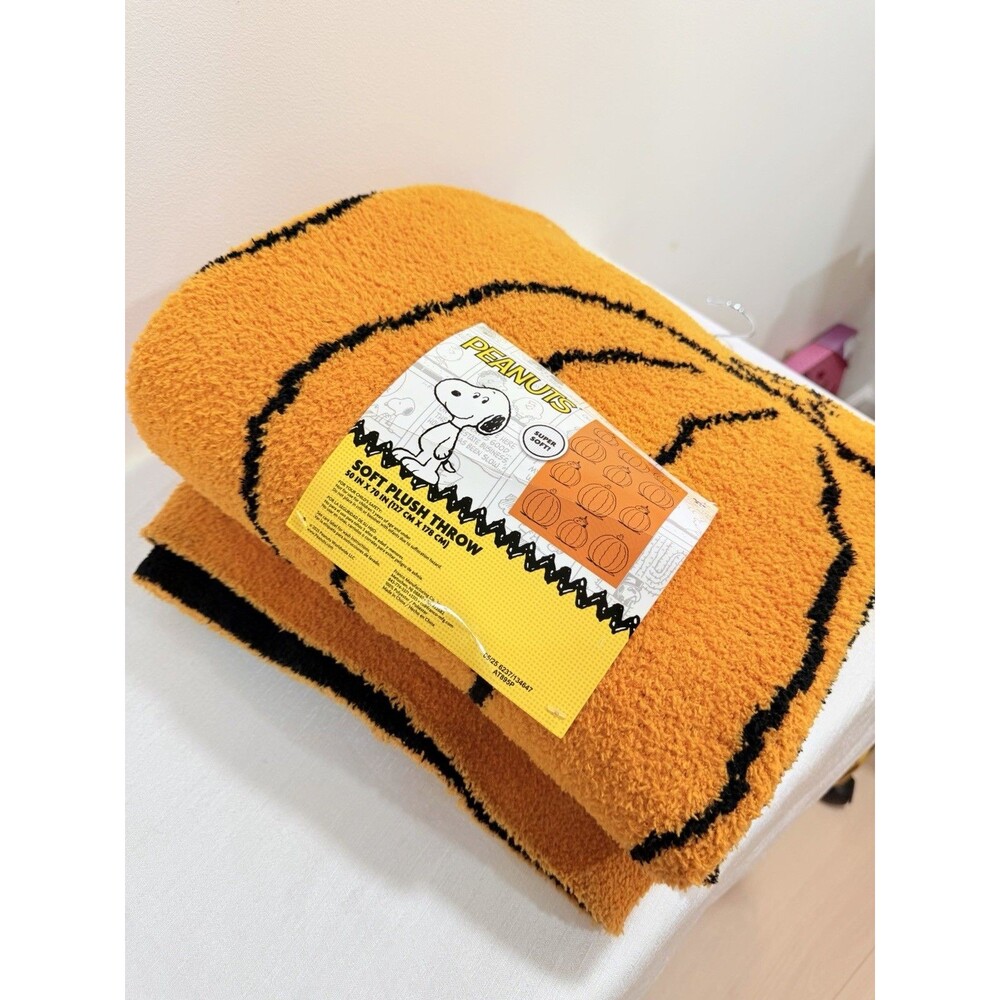 Peanuts Snoopy Halloween Pumpkin Soft Plush Throw Blanket 50x70 NWT - Picture 8 of 10